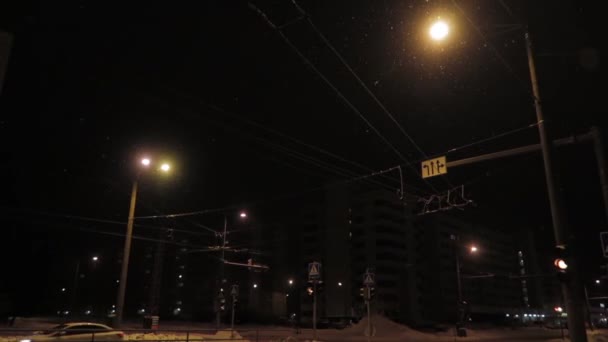 Calle Oscura Por Noche Durante Las Nevadas Con Luces Rojas — Vídeo de stock
