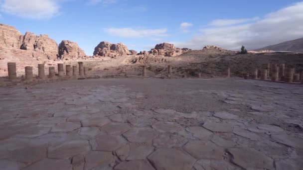 Camminando Sull Antica Piazza Mattoni Pietra Con Pilastri Ogni Lato — Video Stock