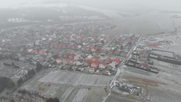 Avance Aéreo Hacia Casas Residenciales Cubiertas Nieve Las Afueras Durante — Vídeos de Stock