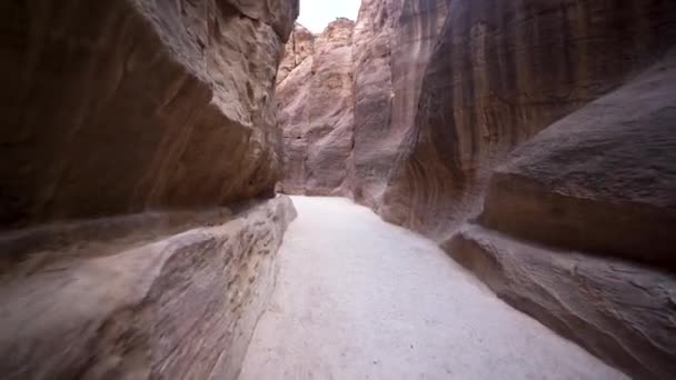 Promenade Intérieur Vieux Canyon Siq Près Canal Eau Dans Ancienne — Video