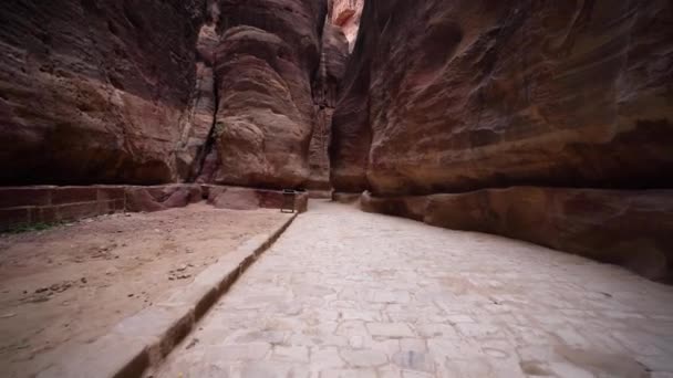 Antiker Ziegelpfad Der Zur Schatzkammer Der Antiken Stadt Petra Führt — Stockvideo