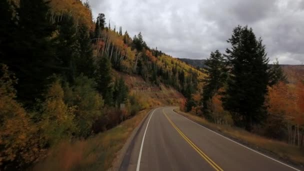 Slow Flight Mountain Road Fall Colors Cloudy Sky Cars — Video Stock