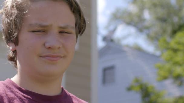 Хлопчик Підліток Перед Заміським Будинком Літній День Дивиться Камеру — стокове відео
