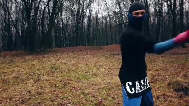 Muž Oblečený Jako Moderní Ninja Kroutí Provazem Nožem Konci Demonstrace — Stock video