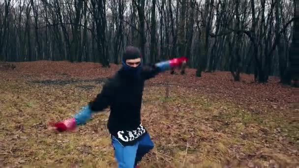 Homme Balançant Une Arme Arts Martiaux Sur Une Corde Prépare — Video