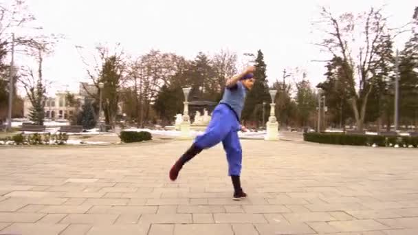 Mężczyzna Niebieskim Stylu Miejskim Odzież Pokazująca Ruchy Parkour Cluj Napoca — Wideo stockowe