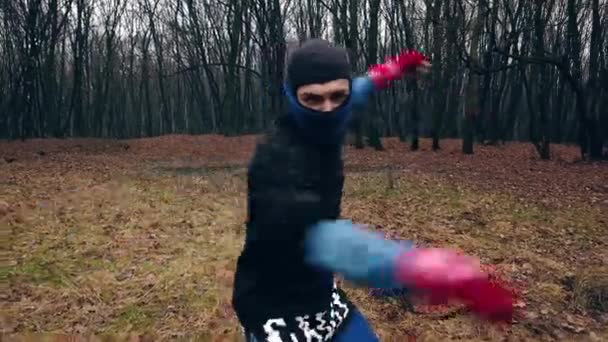 Gros Plan Homme Costume Ninja Moderne Balançant Une Arme Lame — Video