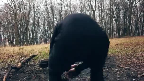 Hombre Negro Arrodillado Detrás Una Fogata Con Una Sartén Parte — Vídeos de Stock