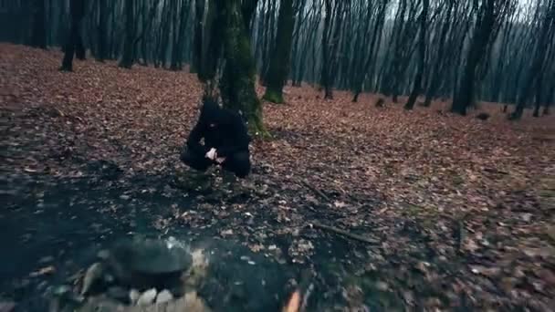 Tajemniczy Mężczyzna Czerni Klęczący Przy Palenisku Leśnej Polanie Ciemna Humorzasta — Wideo stockowe
