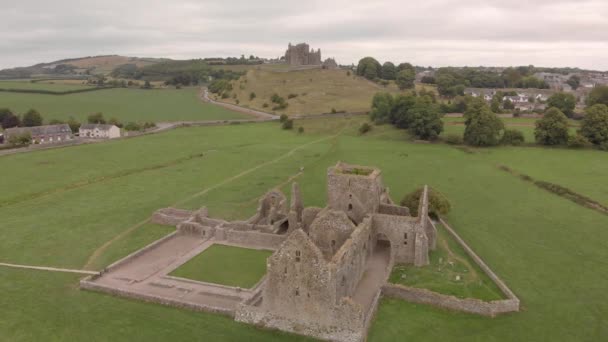 13世纪 爱尔兰提珀利修道院的废墟中 空中飞舞 小径通向历史性的 卡谢尔岩石 — 图库视频影像