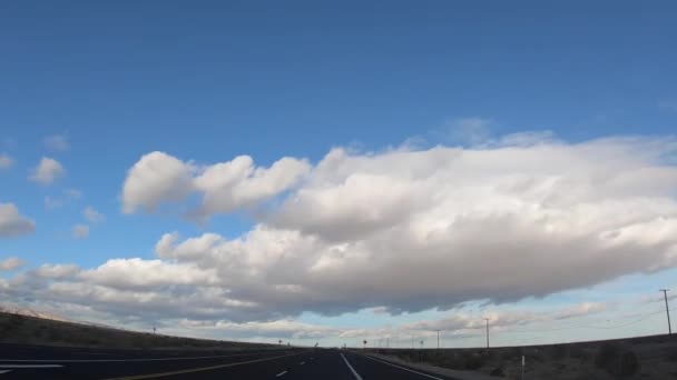 Proceso Conducción Placa Través Carretera Del Desierto Mojave Día Nublado — Vídeo de stock