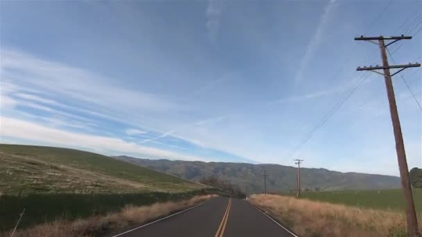 Οδήγηση Στην Ύπαιθρο Της Καλιφόρνια Πράσινα Λιβάδια Και Τους Πρόποδες — Αρχείο Βίντεο