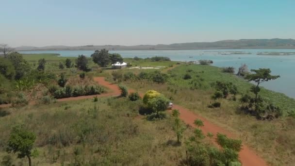 Victoria Gölü Kıyısındaki Tozlu Toprak Yolda Bir Arabanın Izini Sürerken — Stok video