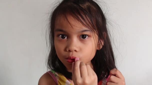Slowmo Skott Söt Asiatisk Småbarn Med Stora Runda Ögon Allvarligt — Stockvideo