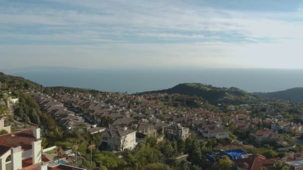 Middagstid Drönare Visa Och Horisontellt Rörelse Från Trädgården Staden Malibu — Stockvideo