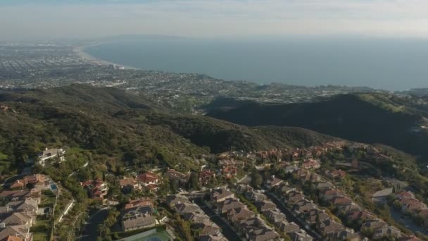 Middagskamera Ned Drone Sightseeing Udsigt Fra Haven Byen Malibu Californien – Stock-video