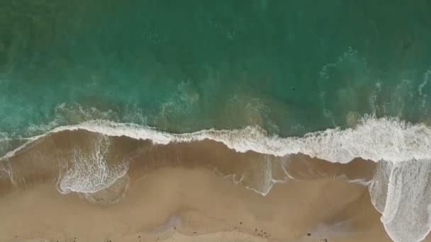 Kamera Sore Turun Pandangan Drone Dari Air Dan Gelombang Litte — Stok Video