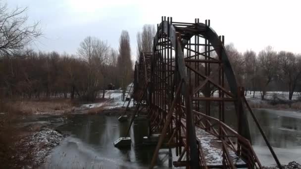冬季在匈牙利基斯 巴拉顿湖拍摄的无人机画面 飞越冰封的湖泊和木桥 用Dji火花记录1080P 30Pfs — 图库视频影像