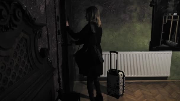 Mujer Joven Entra Habitación Oscura Del Hotel Cuelga Chaqueta Armario — Vídeos de Stock