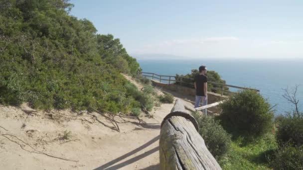 Jovem Olhando Para Mirante Grande Penhasco Mediterrâneo Depois Uma Longa — Vídeo de Stock