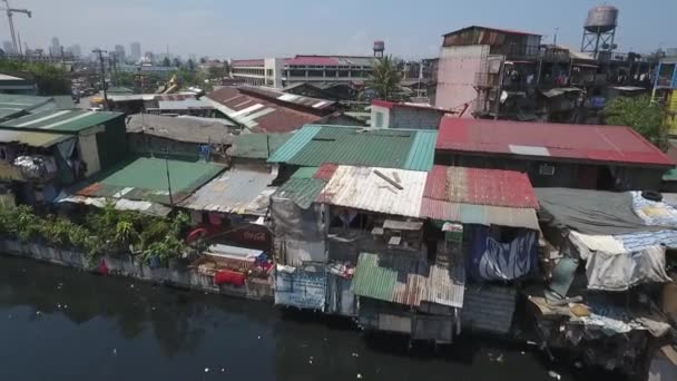 Luchtfoto Van Slum Area Langs Het Vervuilde Kanaal Tondo Manila — Stockvideo