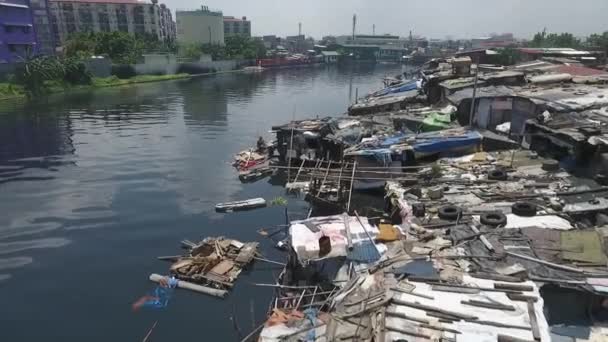 Filipinler Tondo Manila Daki Kirli Kanal Boyunca Uzanan Varoş Bölgesi — Stok video