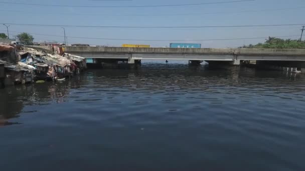 Luchtfoto Van Slum Area Langs Het Vervuilde Kanaal Tondo Manila — Stockvideo