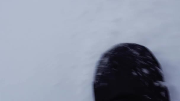 Point Vue Quand Homme Marche Travers Une Neige Vraiment Profonde — Video