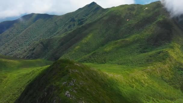 Bela Gama Montanhas Verdes Com Nuvens Dramáticas — Vídeo de Stock