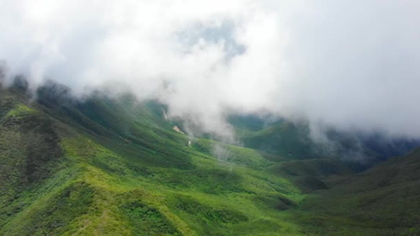 劇的な雲を持つ美しい緑の山脈 — ストック動画