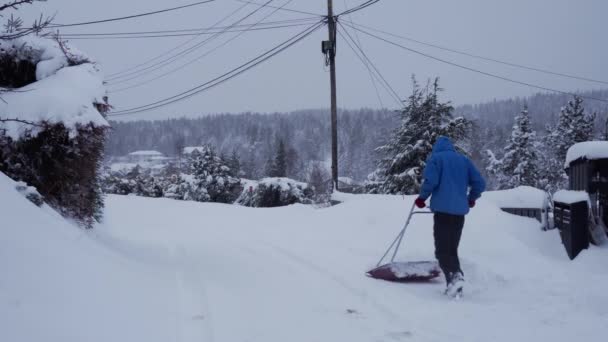 Człowiek Usuwa Śnieg Frontu Domu Wielkiej Burzy Śnieżnej Norwegii — Wideo stockowe