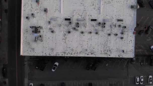 Imagens Aéreas Sobrevoando Cidade Com Edifícios Com Carros Movimento — Vídeo de Stock
