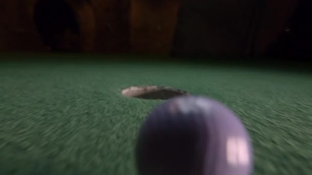 Una Pallina Mini Golf Viola Cade Nel Buco Del Golf — Video Stock