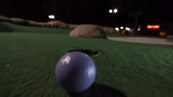 Une Mini Balle Golf Violette Tombe Dans Trou Golf Rebondit — Video