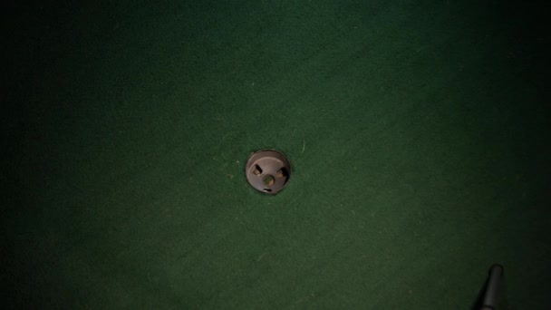 Een Wijd Shot Van Een Oranje Mini Golfbal Gaande Het — Stockvideo