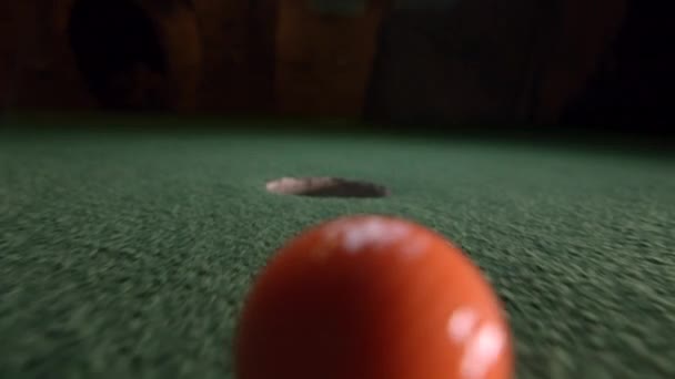 Una Pallina Mini Golf Arancione Cade Lentamente Nel Buco Del — Video Stock