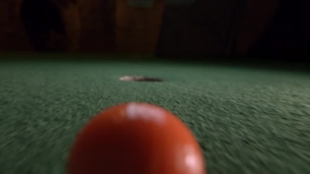 Ein Orangefarbener Minigolfball Fällt Langsam Das Golfloch Und Springt Auf — Stockvideo