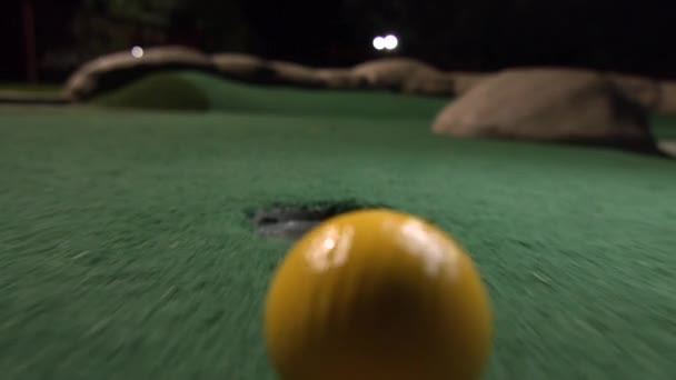 Μια Κίτρινη Μπάλα Του Γκολφ Πέφτει Στην Τρύπα Του Γκολφ — Αρχείο Βίντεο