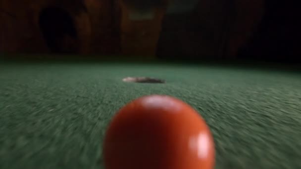 Una Pallina Mini Golf Arancione Cade Nel Buco Del Golf — Video Stock