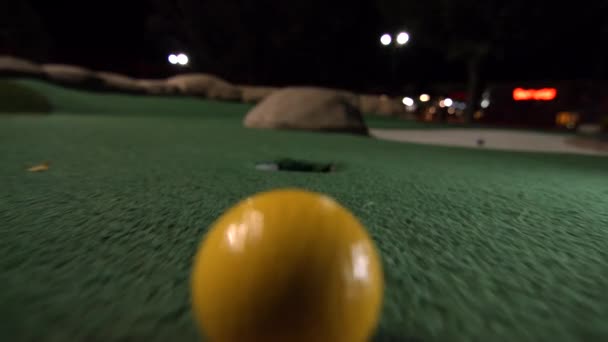 Egy Sárga Minigolflabda Beleesik Golfütőbe Zsebébe Pattan Egy Pályán — Stock videók