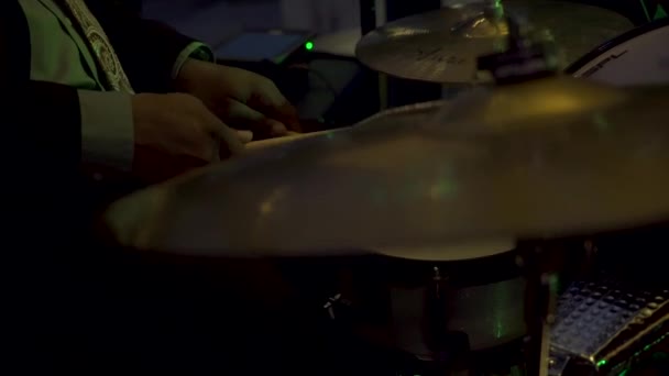 Lambat Bangkit Melalui Set Drum Sebagai Drummer Gulungan Pada Drum — Stok Video