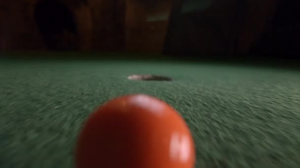 一只橙色的迷你高尔夫球掉进了高尔夫球洞里 弹跳到球场上的口袋里 — 图库视频影像