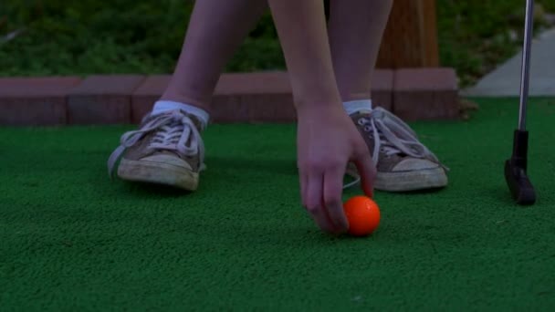 Golfista Mini Campo Golf Colocando Una Pelota Golf Naranja Suelo — Vídeos de Stock