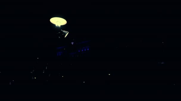 Zoom Avant Streelamp Dans Parc Nuit Avec Maison Éclairée Arrière — Video