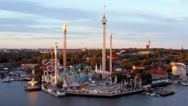 Luchtfoto Baan Drone Shot Rondneuzen Attractiepark Gronalund Een Zonnige Zomeravond — Stockvideo