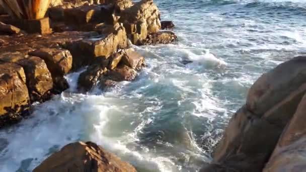 Волны Разбиваются Скалы Солнечный День Заливе Плеттенберг Южная Африка — стоковое видео