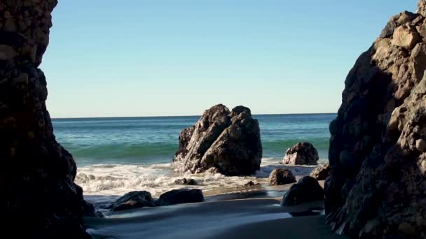 Κύματα Slowmo Συγκρούονται Βράχους Που Εκτείνονται Στο Μαλιμπού Της Καλιφόρνια — Αρχείο Βίντεο
