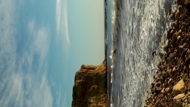 バーチカル スローモーション波がブラフでロッキーカリフォルニアビーチを破壊 — ストック動画