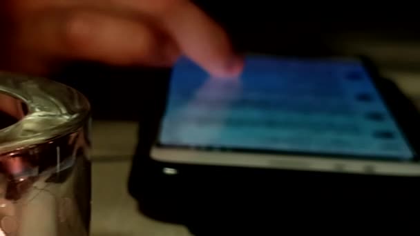 Stearinlys Tændt Bordet Pige Swiping Browsing Smartphone Sløret Filmisk Skyderen – Stock-video
