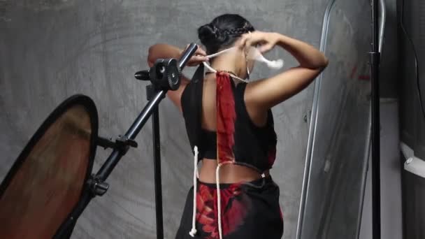 Model Muda Yang Cukup Asia Berdandan Menghadap Cermin Untuk Pemotretan — Stok Video
